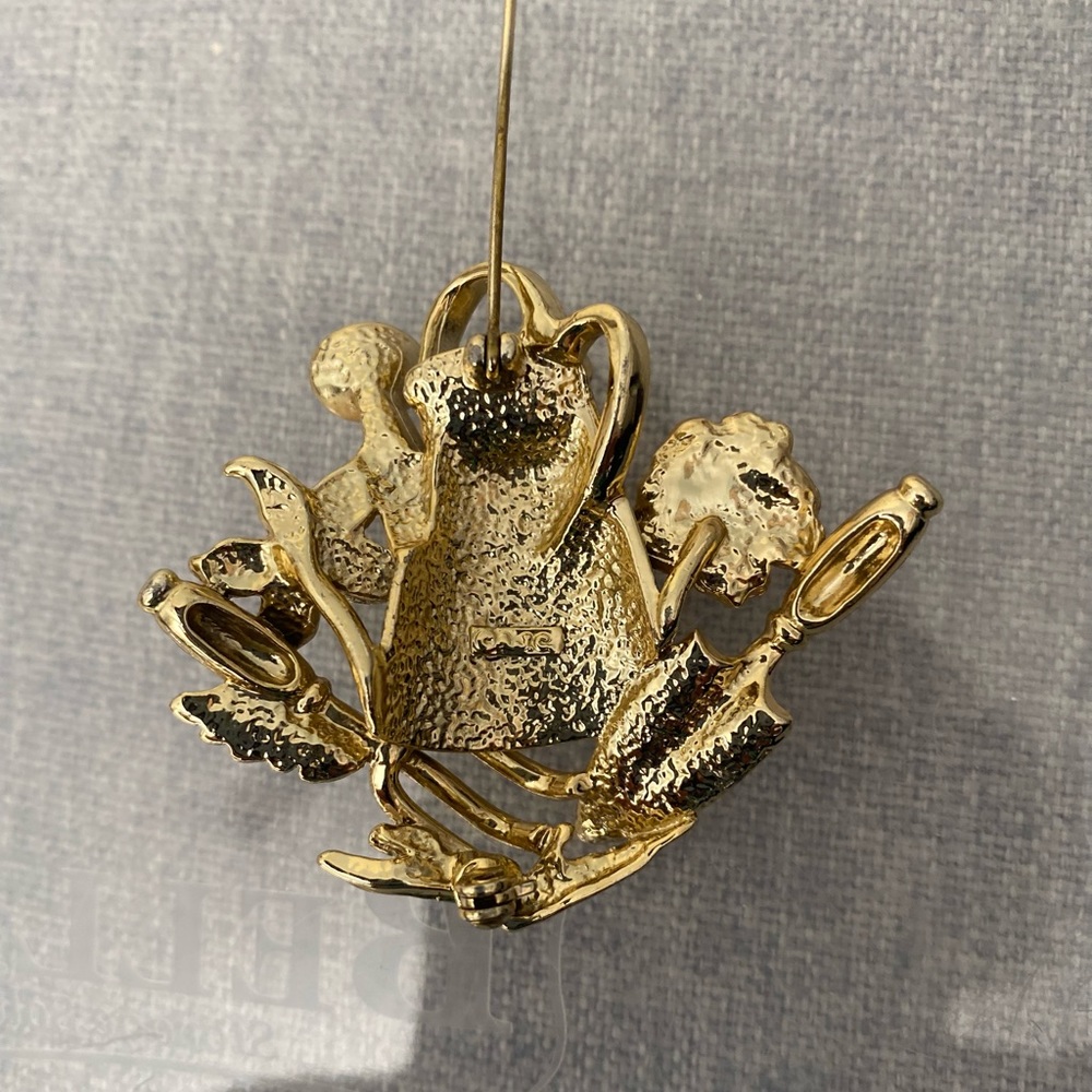 Watering Can, flowers  Gardener brooch/pin. Gold tone VG used condition. - Picture 4 of 4